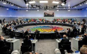 Photo of a summit held to improve US-China relations