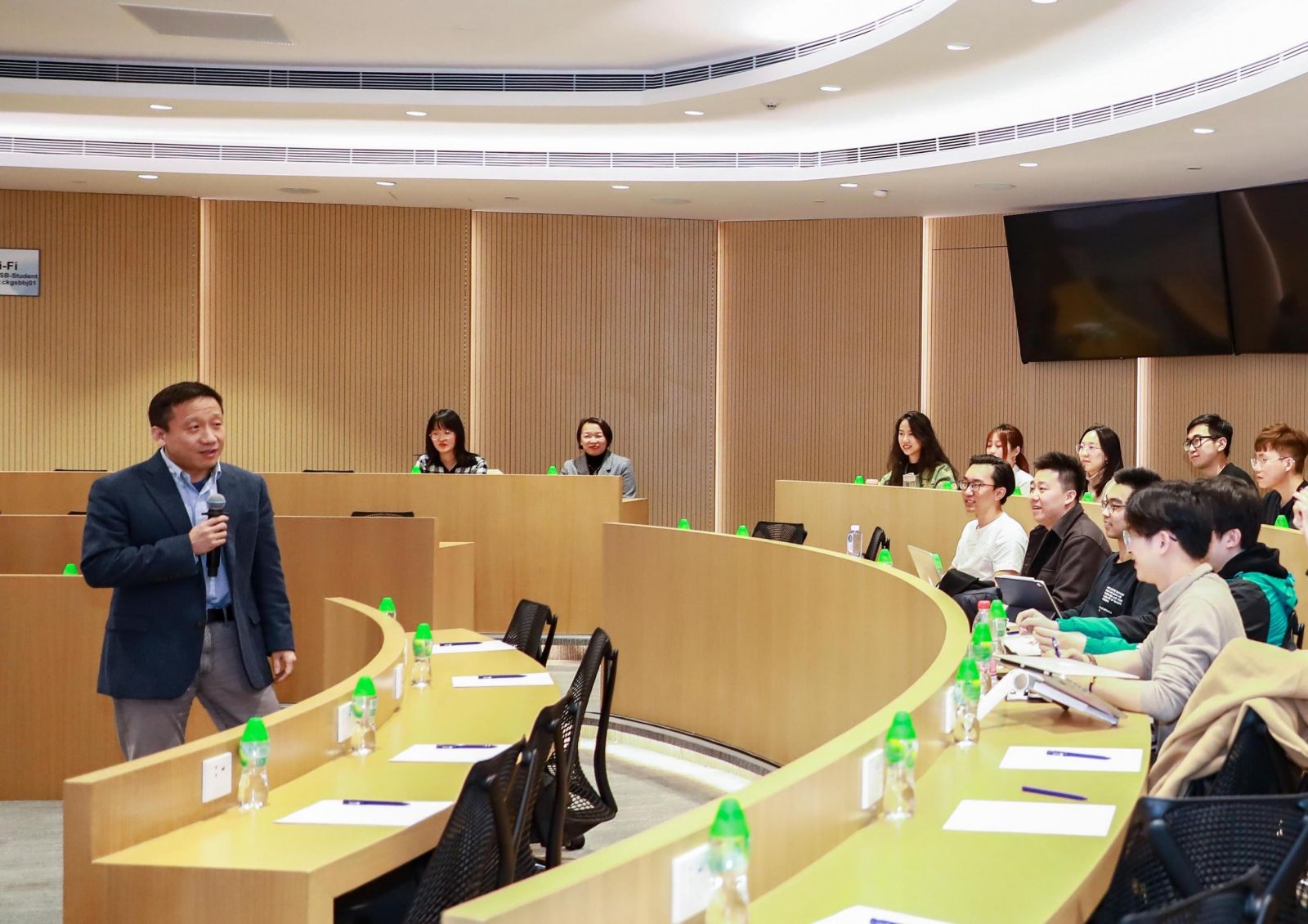 Professor Li Haitao, CKGSB’s Dean’s Distinguished Chair Professor of Finance and Associate Dean for MBA programs, welcomes Johns Hopkins students at CKGSB’s classroom