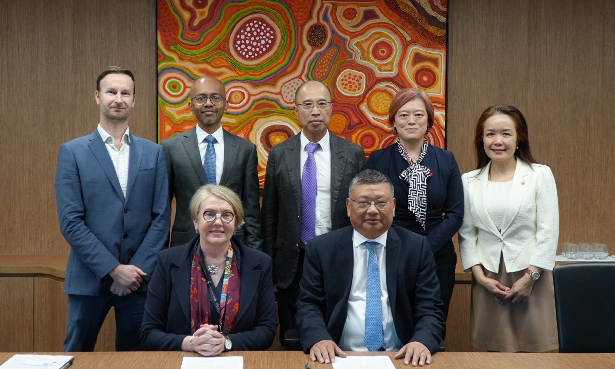 CKGSB Founding Dean, Professor Bing Xiang (bottom right) and the University of Sydney Business School Dean, Professor Leisa Sargent (bottom left) formally sign the strategic partnership.