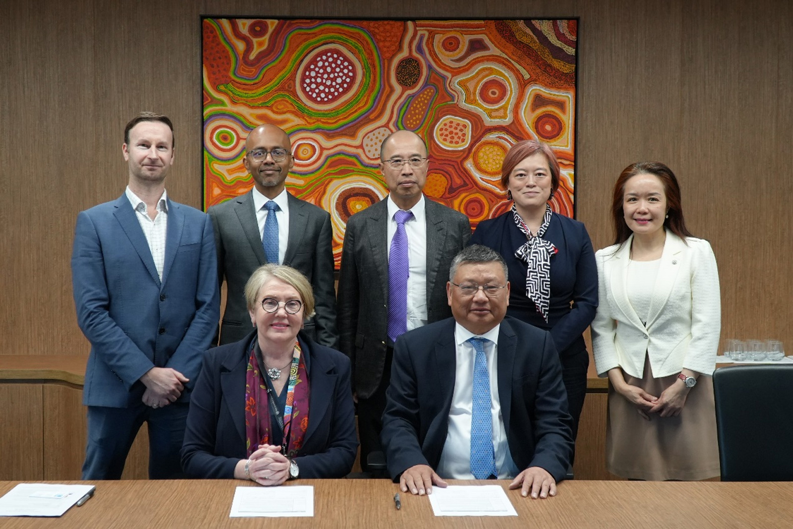 CKGSB Founding Dean, Professor Bing Xiang (bottom right) and the University of Sydney Business School Dean, Professor Leisa Sargent (bottom left) formally sign the strategic partnership.