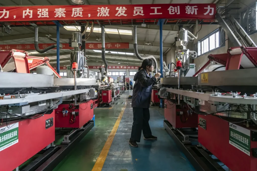 China’s Labor Market Distress Spreads at Worst Time for Deflation Fight